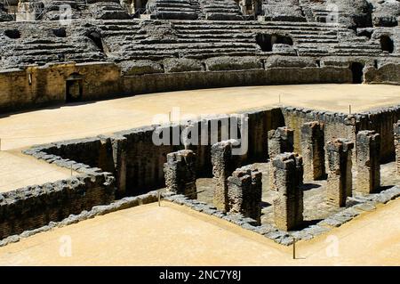 Das Amphitheater von Italica, eine der ersten römischen Kolonien in Spanien (Sevilla), war auch der Geburtsort von zwei wichtigen Kaisern, Trajan und Hadrian Stockfoto