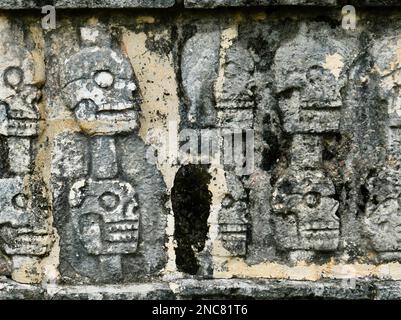 Die beeindruckende Mauer der Schädel (die Tzompantli) in der antiken Maya-Stadt Chichen Itza in Mexiko. Stockfoto