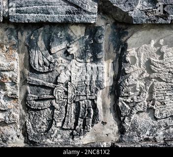 Die beeindruckende Mauer der Schädel (die Tzompantli) in der antiken Maya-Stadt Chichen Itza in Mexiko. Stockfoto