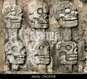 Die beeindruckende Mauer der Schädel (die Tzompantli) in der antiken Maya-Stadt Chichen Itza in Mexiko. Stockfoto