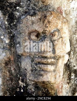 Die beeindruckende Mauer der Schädel (die Tzompantli) in der antiken Maya-Stadt Chichen Itza in Mexiko. Stockfoto