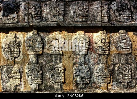 Die beeindruckende Mauer der Schädel (die Tzompantli) in der antiken Maya-Stadt Chichen Itza in Mexiko. Stockfoto