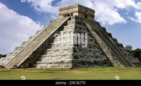Die Kukulcán-Pyramide in Chichén Itzá, auch bekannt als El Castillo oder die Schlangenpyramide, ist eines der berühmtesten und besuchten Denkmäler in Mexiko Stockfoto