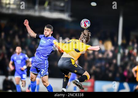 Joe Ironside (9 Cambridge United), herausgefordert von Sean Long (2 Cheltenham Town) während des Spiels der Sky Bet League 1 zwischen Cambridge United und Cheltenham Town im R Costings Abbey Stadium, Cambridge, am Dienstag, den 14. Februar 2023. (Foto: Kevin Hodgson | MI News) Guthaben: MI News & Sport /Alamy Live News Stockfoto