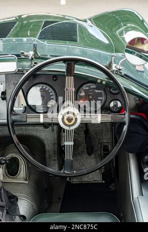 Lenkrad und Armaturenbrett eines seltenen, in Großbritannien gebauten Jaguar C-Type aus dem Jahr 1952 bei der Colorado Grand Road Rallye. Stockfoto