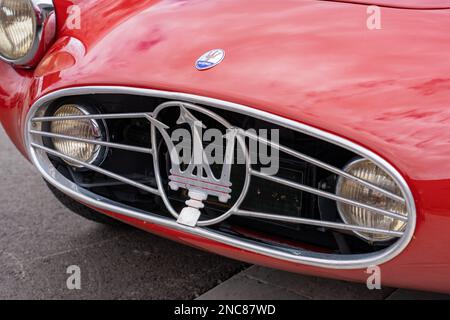 Maserati-Dreizack-Grill auf einem seltenen 1954 Maserati A6 GCS-Rennwagen bei der Colorado Grand Road Rallye. Stockfoto