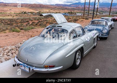 Ein deutscher 1955 Mercedes-Benz 300 SL-Stilflügelsportwagen bei der Colorado Grand Road Rallye. Stockfoto