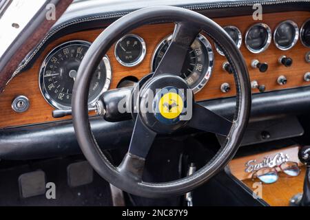 Lenkrad und Armaturenbrett eines 1958 Ferrari 250 GT Drogo Berlinetta Sportwagens bei der Colorado Grand Road Rallye. Stockfoto