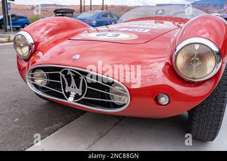 Maserati-Dreizack-Grill auf einem seltenen 1954 Maserati A6 GCS-Rennwagen bei der Colorado Grand Road Rallye. Stockfoto