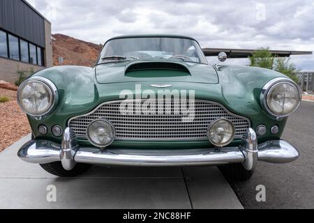 Vorderansicht eines klassischen 1960 Aston Martin DB4 Series 1 Sportwagens. Stockfoto