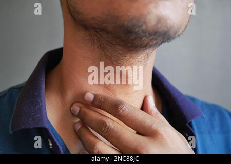 Unerkannte Mann, der Kehlschmerz aus der Nähe leidet Stockfoto