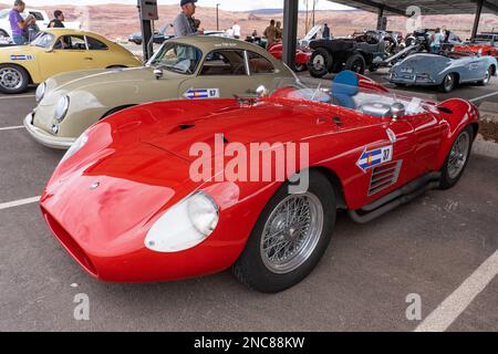 Ein 1955 Maserati 300S Rennwagen und ein 1958 Porsche 356A Sportwagen bei der Colorado Grand Road Rallye. Stockfoto