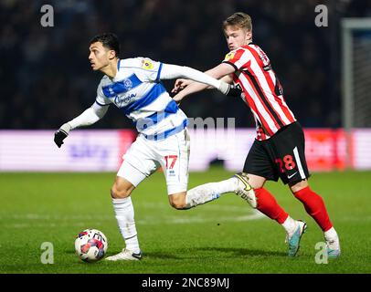 Queens Park Rangers' Andre Dozzell (links) und Sunderland's Joe Gelhardt kämpfen beim Sky Bet Championship Match in der Loftus Road, London um den Ball. Foto: Dienstag, 14. Februar 2023. Stockfoto