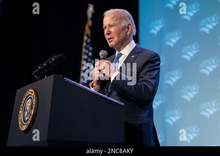 Washington, D.C., am Dienstag, den 14. Februar 2023. US-Präsident Joe Biden hält am Dienstag, den 14. Februar 2023, eine Grundsatzrede während der National Association of Counties im Washington Hilton Hotel in Washington, DC. Biden erörterte die Fortschritte, die dank des amerikanischen Rettungsplans, des Inflation Reduction Act, des CHIPS and Science Act, des parteiübergreifenden Infrastrukturgesetzes, Und noch mehr - und die Arbeit, die gemeinsam getan werden muss, um diese historischen legislativen Siege auf lokaler Ebene umzusetzen, um das Leben der Menschen zu verändern. Kredit: Ken Cedeno/Pool über CNP/MediaPunch Stockfoto