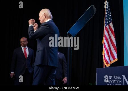 Washington, D.C., am Dienstag, den 14. Februar 2023. Der US-Präsident Joe Biden verlässt das Hotel, nachdem er am Dienstag, den 14. Februar 2023, während der National Association of Counties im Washington Hilton Hotel in Washington, D.C. eine Grundsatzrede gehalten hat. Biden erörterte die Fortschritte, die dank des amerikanischen Rettungsplans, des Inflation Reduction Act, des CHIPS and Science Act, des parteiübergreifenden Infrastrukturgesetzes, Und noch mehr - und die Arbeit, die gemeinsam getan werden muss, um diese historischen legislativen Siege auf lokaler Ebene umzusetzen, um das Leben der Menschen zu verändern. Guthaben: Ken Cedeno/Pool Via Stockfoto
