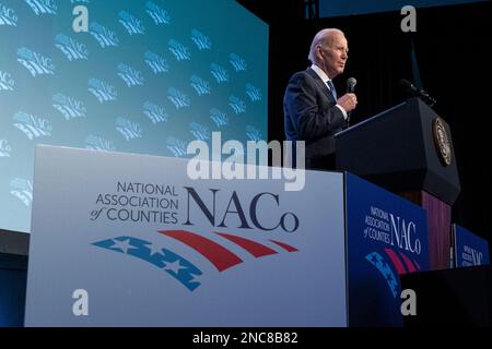 Washington, D.C., am Dienstag, den 14. Februar 2023. US-Präsident Joe Biden hält am Dienstag, den 14. Februar 2023, eine Grundsatzrede während der National Association of Counties im Washington Hilton Hotel in Washington, DC. Biden erörterte die Fortschritte, die dank des amerikanischen Rettungsplans, des Inflation Reduction Act, des CHIPS and Science Act, des parteiübergreifenden Infrastrukturgesetzes, Und noch mehr - und die Arbeit, die gemeinsam getan werden muss, um diese historischen legislativen Siege auf lokaler Ebene umzusetzen, um das Leben der Menschen zu verändern. Kredit: Ken Cedeno/Pool über CNP/MediaPunch Stockfoto
