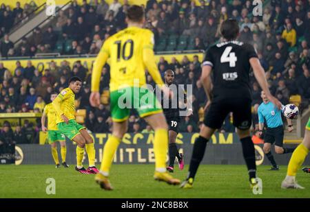 Gabriel Sara von Norwich City schießt während des Sky Bet Championship-Spiels in der Carrow Road, Norwich, das zweite Tor ihrer Seite des Spiels. Foto: Dienstag, 14. Februar 2023. Stockfoto