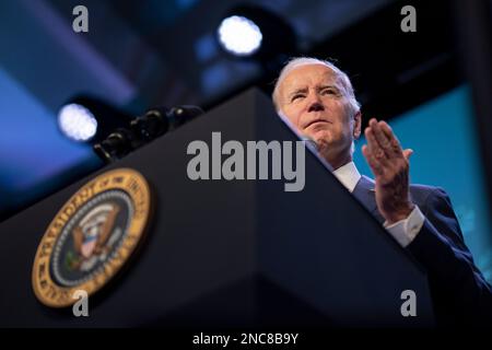 Washington, D.C., am Dienstag, den 14. Februar 2023. US-Präsident Joe Biden hält am Dienstag, den 14. Februar 2023, eine Grundsatzrede während der National Association of Counties im Washington Hilton Hotel in Washington, DC. Biden erörterte die Fortschritte, die dank des amerikanischen Rettungsplans, des Inflation Reduction Act, des CHIPS and Science Act, des parteiübergreifenden Infrastrukturgesetzes, Und noch mehr - und die Arbeit, die gemeinsam getan werden muss, um diese historischen legislativen Siege auf lokaler Ebene umzusetzen, um das Leben der Menschen zu verändern. Kredit: Ken Cedeno/Pool über CNP/MediaPunch Stockfoto