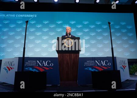 Washington, D.C., am Dienstag, den 14. Februar 2023. US-Präsident Joe Biden hält am Dienstag, den 14. Februar 2023, eine Grundsatzrede während der National Association of Counties im Washington Hilton Hotel in Washington, DC. Biden erörterte die Fortschritte, die dank des amerikanischen Rettungsplans, des Inflation Reduction Act, des CHIPS and Science Act, des parteiübergreifenden Infrastrukturgesetzes, Und noch mehr - und die Arbeit, die gemeinsam getan werden muss, um diese historischen legislativen Siege auf lokaler Ebene umzusetzen, um das Leben der Menschen zu verändern. Kredit: Ken Cedeno/Pool über CNP/MediaPunch Stockfoto