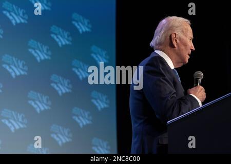 Washington, D.C., am Dienstag, den 14. Februar 2023. US-Präsident Joe Biden hält am Dienstag, den 14. Februar 2023, eine Grundsatzrede während der National Association of Counties im Washington Hilton Hotel in Washington, DC. Biden erörterte die Fortschritte, die dank des amerikanischen Rettungsplans, des Inflation Reduction Act, des CHIPS and Science Act, des parteiübergreifenden Infrastrukturgesetzes, Und noch mehr - und die Arbeit, die gemeinsam getan werden muss, um diese historischen legislativen Siege auf lokaler Ebene umzusetzen, um das Leben der Menschen zu verändern. Kredit: Ken Cedeno/Pool über CNP/MediaPunch Stockfoto