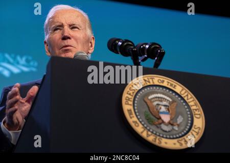 Washington, D.C., am Dienstag, den 14. Februar 2023. US-Präsident Joe Biden hält am Dienstag, den 14. Februar 2023, eine Grundsatzrede während der National Association of Counties im Washington Hilton Hotel in Washington, DC. Biden erörterte die Fortschritte, die dank des amerikanischen Rettungsplans, des Inflation Reduction Act, des CHIPS and Science Act, des parteiübergreifenden Infrastrukturgesetzes, Und noch mehr - und die Arbeit, die gemeinsam getan werden muss, um diese historischen legislativen Siege auf lokaler Ebene umzusetzen, um das Leben der Menschen zu verändern. Kredit: Ken Cedeno/Pool über CNP/MediaPunch Stockfoto