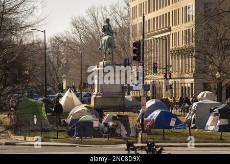 Washington, Usa. 14. Februar 2023. Am Dienstag, den 14. Februar 2023, belegen Zelte einen großen Teil des McPherson Square in Washington, D.C. Das Mitglied des DC Council Robert White (D-at Large) bittet den National Park Service, seine Pläne zur Räumung des großen Obdachlosenlagers am McPherson Square am 15. Februar aufzuschieben. Foto: Ken Cedeno/UPI Credit: UPI/Alamy Live News Stockfoto