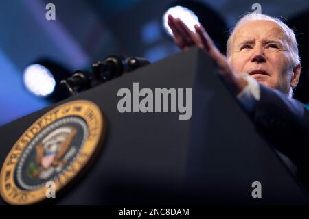 Washington, D.C., am Dienstag, den 14. Februar 2023. US-Präsident Joe Biden hält am Dienstag, den 14. Februar 2023, eine Grundsatzrede während der National Association of Counties im Washington Hilton Hotel in Washington, DC. Biden erörterte die Fortschritte, die dank des amerikanischen Rettungsplans, des Inflation Reduction Act, des CHIPS and Science Act, des parteiübergreifenden Infrastrukturgesetzes, Und noch mehr - und die Arbeit, die gemeinsam getan werden muss, um diese historischen legislativen Siege auf lokaler Ebene umzusetzen, um das Leben der Menschen zu verändern. Kredit: Ken Cedeno/Pool über CNP/MediaPunch Stockfoto