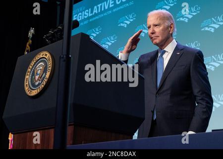 Washington, D.C., am Dienstag, den 14. Februar 2023. US-Präsident Joe Biden begrüßt seine Rede während der National Association of Counties im Washington Hilton Hotel in Washington, D.C. am Dienstag, den 14. Februar 2023. Biden erörterte die Fortschritte, die dank des amerikanischen Rettungsplans, des Inflation Reduction Act, des CHIPS and Science Act, des parteiübergreifenden Infrastrukturgesetzes, Und noch mehr - und die Arbeit, die gemeinsam getan werden muss, um diese historischen legislativen Siege auf lokaler Ebene umzusetzen, um das Leben der Menschen zu verändern. Kredit: Ken Cedeno/Pool über CN Stockfoto