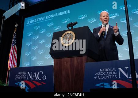 Washington, D.C., am Dienstag, den 14. Februar 2023. US-Präsident Joe Biden hält am Dienstag, den 14. Februar 2023, eine Grundsatzrede während der National Association of Counties im Washington Hilton Hotel in Washington, DC. Biden erörterte die Fortschritte, die dank des amerikanischen Rettungsplans, des Inflation Reduction Act, des CHIPS and Science Act, des parteiübergreifenden Infrastrukturgesetzes, Und noch mehr - und die Arbeit, die gemeinsam getan werden muss, um diese historischen legislativen Siege auf lokaler Ebene umzusetzen, um das Leben der Menschen zu verändern. Kredit: Ken Cedeno/Pool über CNP/MediaPunch Stockfoto