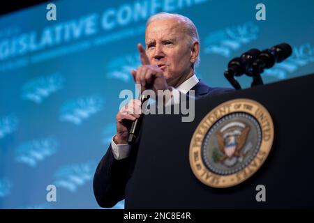 Washington, D.C., am Dienstag, den 14. Februar 2023. US-Präsident Joe Biden hält am Dienstag, den 14. Februar 2023, eine Grundsatzrede während der National Association of Counties im Washington Hilton Hotel in Washington, DC. Biden erörterte die Fortschritte, die dank des amerikanischen Rettungsplans, des Inflation Reduction Act, des CHIPS and Science Act, des parteiübergreifenden Infrastrukturgesetzes, Und noch mehr - und die Arbeit, die gemeinsam getan werden muss, um diese historischen legislativen Siege auf lokaler Ebene umzusetzen, um das Leben der Menschen zu verändern. Kredit: Ken Cedeno/Pool über CNP/MediaPunch Stockfoto