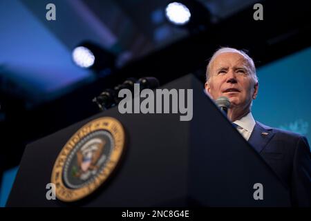 Washington, D.C., am Dienstag, den 14. Februar 2023. US-Präsident Joe Biden hält am Dienstag, den 14. Februar 2023, eine Grundsatzrede während der National Association of Counties im Washington Hilton Hotel in Washington, DC. Biden erörterte die Fortschritte, die dank des amerikanischen Rettungsplans, des Inflation Reduction Act, des CHIPS and Science Act, des parteiübergreifenden Infrastrukturgesetzes, Und noch mehr - und die Arbeit, die gemeinsam getan werden muss, um diese historischen legislativen Siege auf lokaler Ebene umzusetzen, um das Leben der Menschen zu verändern. Kredit: Ken Cedeno/Pool über CNP/MediaPunch Stockfoto