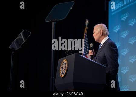 Washington, D.C., am Dienstag, den 14. Februar 2023. US-Präsident Joe Biden hält am Dienstag, den 14. Februar 2023, eine Grundsatzrede während der National Association of Counties im Washington Hilton Hotel in Washington, DC. Biden erörterte die Fortschritte, die dank des amerikanischen Rettungsplans, des Inflation Reduction Act, des CHIPS and Science Act, des parteiübergreifenden Infrastrukturgesetzes, Und noch mehr - und die Arbeit, die gemeinsam getan werden muss, um diese historischen legislativen Siege auf lokaler Ebene umzusetzen, um das Leben der Menschen zu verändern. Kredit: Ken Cedeno/Pool über CNP/MediaPunch Stockfoto