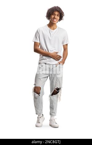 Ein langes Porträt eines jungen afroamerikanischen männlichen Models, das Jeans und weißes T-Shirt trägt, isoliert auf weißem Hintergrund Stockfoto