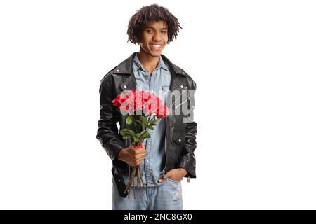 Ein hübscher, agraramerikanischer junger Mann in einer Lederjacke mit einem Haufen Rosen, isoliert auf weißem Hintergrund Stockfoto
