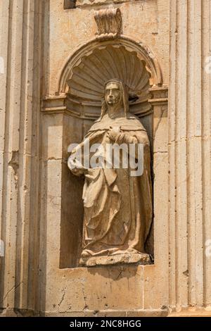 Statue an der Fassade der Kirche Santo Domingo de Guzman im historischen Zentrum von Oaxaca, Mexiko. Im Barockstil gebaut, begann der Bau Stockfoto