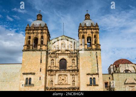 Die Fassade der Kirche Santo Domingo de Guzman im historischen Zentrum von Oaxaca, Mexiko. Der Barockstil begann 1575 und Stockfoto