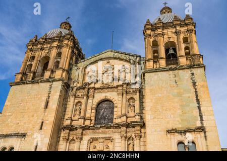 Die Fassade der Kirche Santo Domingo de Guzman im historischen Zentrum von Oaxaca, Mexiko. Der Barockstil begann 1575 und Stockfoto