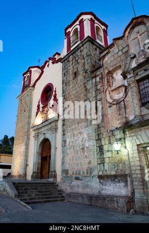 Die Kirche San Jose in der Abenddämmerung im historischen Zentrum der Stadt Oaxaca, Mexiko. 1728 nach einem Erdbeben wiederaufgebaut und 1 fertiggestellt Stockfoto