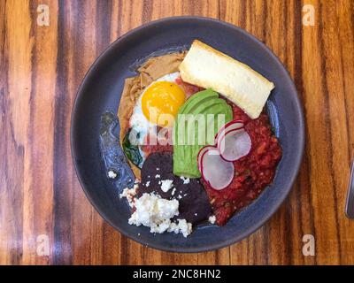 Huevos Rancheros, ein traditionelles mexikanisches Frühstücksgericht, in einem Restaurant in Oaxaca, Mexiko. Stockfoto
