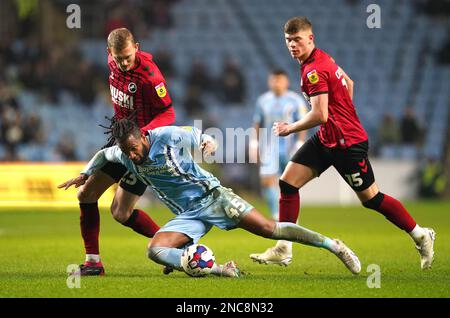 Kasey Palmer (Centre) von Coventry City kämpft mit George Saville (links) von Millwall und Charlie Cresswell um den Ball während des Sky Bet Championship-Spiels in der Coventry Building Society Arena in Coventry. Foto: Dienstag, 14. Februar 2023. Stockfoto