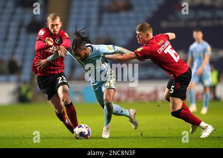 Kasey Palmer (Centre) von Coventry City kämpft mit George Saville (links) von Millwall und Charlie Cresswell um den Ball während des Sky Bet Championship-Spiels in der Coventry Building Society Arena in Coventry. Foto: Dienstag, 14. Februar 2023. Stockfoto