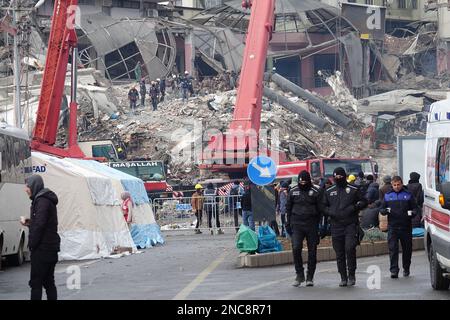 Diyarbakir, Türkei. 8. Februar 2023. Such- und Rettungskräfte werden im zerstörten Einkaufszentrum in Diyarbak in Aktion gesehen 7 Gebäude in der Stadt wurden vollständig zerstört. Die Rettungsarbeiten in der Stadt wurden 9 Tage nach dem Erdbeben abgeschlossen. Die Zahl der Todesopfer erreichte 344. Es gibt fast 1000 Verletzte. In Diyarbakir gibt es insgesamt 307 Gebäude, von denen 26 zerstört werden, 25 sofort abgerissen werden müssen und 261 schwer beschädigt sind. Etwa 250.000 Menschen können ihr Zuhause nicht betreten. Sie leben entweder in Zeltstädten oder in sicheren Unterkünften.einige Familien, die sagen, sie können kein Zelt finden Stockfoto