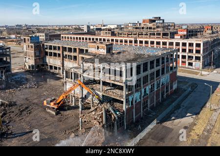 Detroit, Michigan - Abriss eines Teils der verlassenen Packard-Autofabrik. Das 1903 eröffnete Werk mit einer Fläche von 3,5 Millionen Quadratmetern wurde eingesetzt Stockfoto