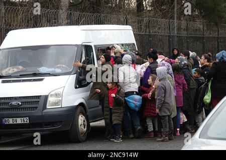 Diyarbakir, Türkei. 8. Februar 2023. Eine große Anzahl von Decken wird von einem weißen Lieferwagen an die Erdbebenopfer verteilt. 7 Gebäude in der Stadt wurden vollständig zerstört. Die Rettungsarbeiten in der Stadt wurden 9 Tage nach dem Erdbeben abgeschlossen. Die Zahl der Todesopfer erreichte 344. Es gibt fast 1000 Verletzte. In Diyarbakir gibt es insgesamt 307 Gebäude, von denen 26 zerstört werden, 25 sofort abgerissen werden müssen und 261 schwer beschädigt sind. Etwa 250.000 Menschen können ihr Zuhause nicht betreten. Sie leben entweder in Zeltstädten oder in sicheren Unterkünften. Einige Familien, die sagen, sie können keine Zelte finden, Liv Stockfoto