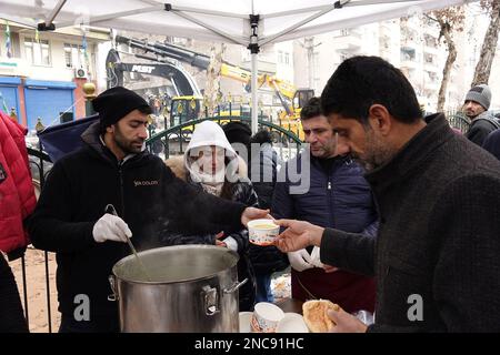 Diyarbakir, Türkei. 8. Februar 2023. In der Erdbebenzone wird den Erdbebenopfern heiße Suppe serviert. 7 Gebäude in der Stadt wurden vollständig zerstört. Die Rettungsarbeiten in der Stadt wurden 9 Tage nach dem Erdbeben abgeschlossen. Die Zahl der Todesopfer erreichte 344. Es gibt fast 1000 Verletzte. In Diyarbakir gibt es insgesamt 307 Gebäude, von denen 26 zerstört werden, 25 sofort abgerissen werden müssen und 261 schwer beschädigt sind. Etwa 250.000 Menschen können ihr Zuhause nicht betreten. Sie leben entweder in Zeltstädten oder in sicheren Unterkünften.einige Familien, die sagen, sie können keine Zelte finden, leben in primitiven Stockfoto