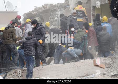 Diyarbakir, Türkei. 8. Februar 2023. Such- und Rettungsteam versuchen, die Menschen zu erreichen, die nach dem Erdbeben unter den Trümmern gefangen sind. 7 Gebäude in der Stadt wurden vollständig zerstört. Die Rettungsarbeiten in der Stadt wurden 9 Tage nach dem Erdbeben abgeschlossen. Die Zahl der Todesopfer erreichte 344. Es gibt fast 1000 Verletzte. In Diyarbakir gibt es insgesamt 307 Gebäude, von denen 26 zerstört werden, 25 sofort abgerissen werden müssen und 261 schwer beschädigt sind. Etwa 250.000 Menschen können ihr Zuhause nicht betreten. Sie leben entweder in Zeltstädten oder in sicheren Unterkünften.einige Familien, die sagen, dass sie sie nicht finden können Stockfoto