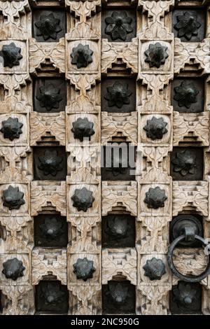 Nahaufnahme einer alten asiatischen Tür Stockfoto