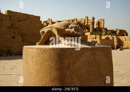 Luxor, Ägypten. Die Tempelanlage von Karnak, allgemein bekannt als Karnak, besteht aus einer riesigen Mischung von verfallenen Tempeln. In diesem Bild ist eine Statue von Khepri Stockfoto