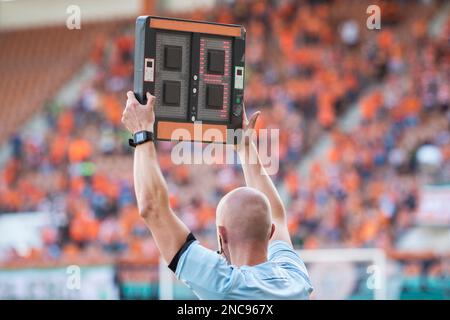Der technische Schiedsrichter zeigt 3 Minuten zusätzliche Zeit während des Fußballspiels. Stockfoto
