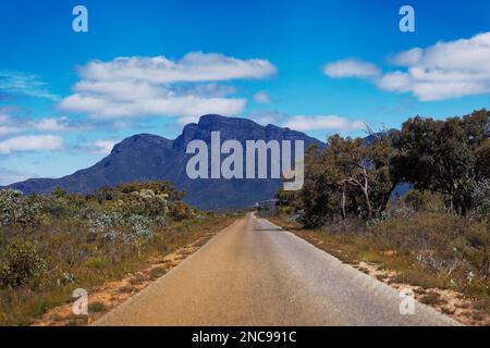 Straße zu den felsigen Bergen Stirling Range oder Koikyennuruff Landschaftslandschaft, wunderschöner Berg-Nationalpark in Westaustralien, mit dem höchsten Stockfoto